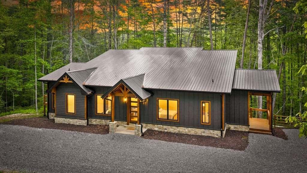 3 bedroom, 3 bathroom, 1,585 sq ft single family residence for sale at 42 Rolling Rapids, Blue Ridge, GA 30513 — photo 2