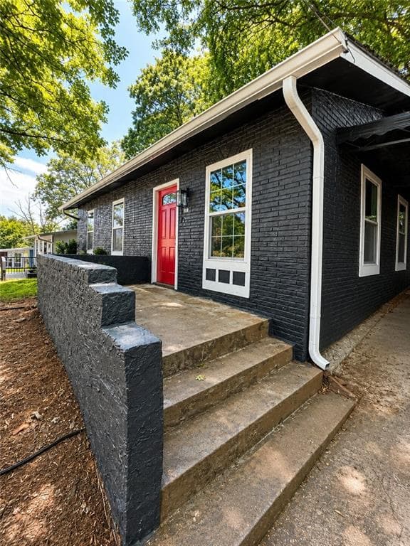 3 bedroom, 2 bathroom, 1,300 sq ft single family residence for sale at 342 Lincoln Street SW, Atlanta, GA 30315 — photo 2