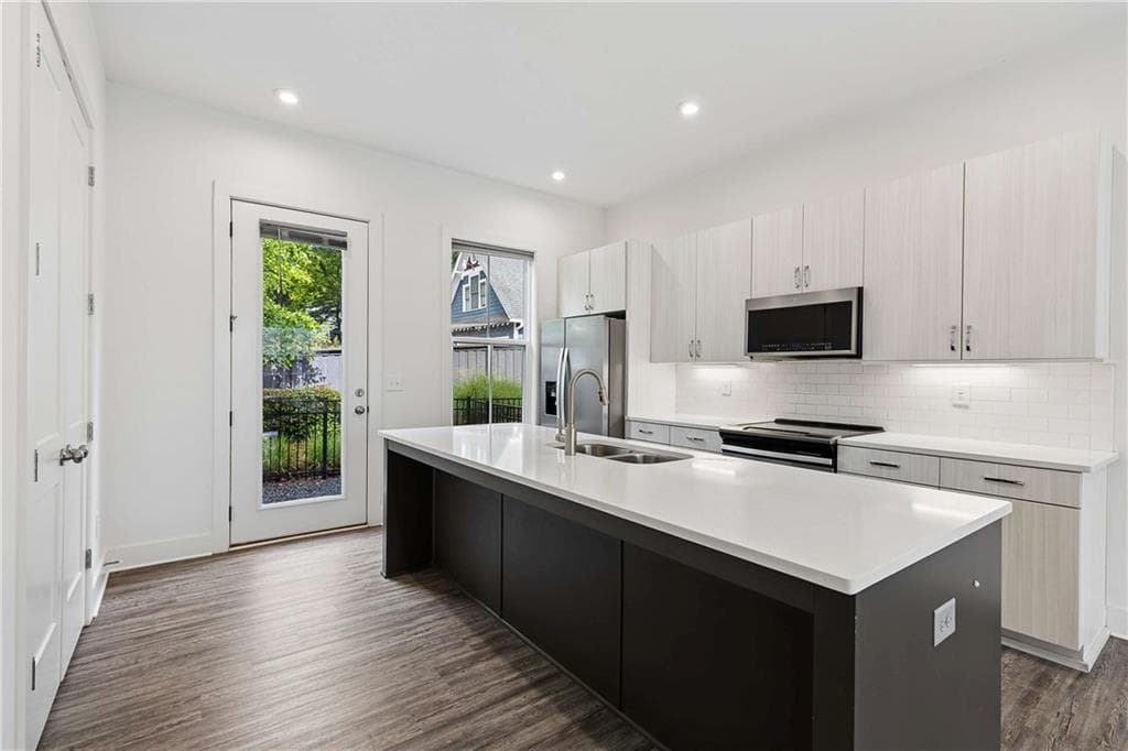 2 bedroom, 2 bathroom, 1,120 sq ft townhouse for sale at 140 COLOR Circle, Atlanta, GA 30317 — photo 3