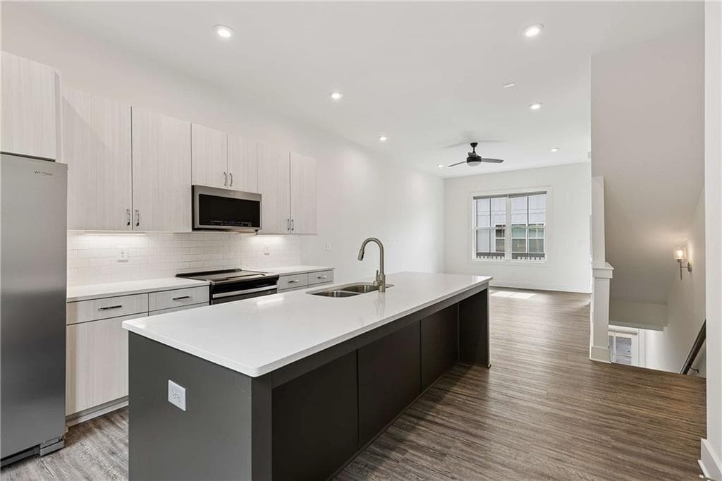 2 bedroom, 2 bathroom, 1,120 sq ft townhouse for sale at 140 COLOR Circle, Atlanta, GA 30317 — photo 4