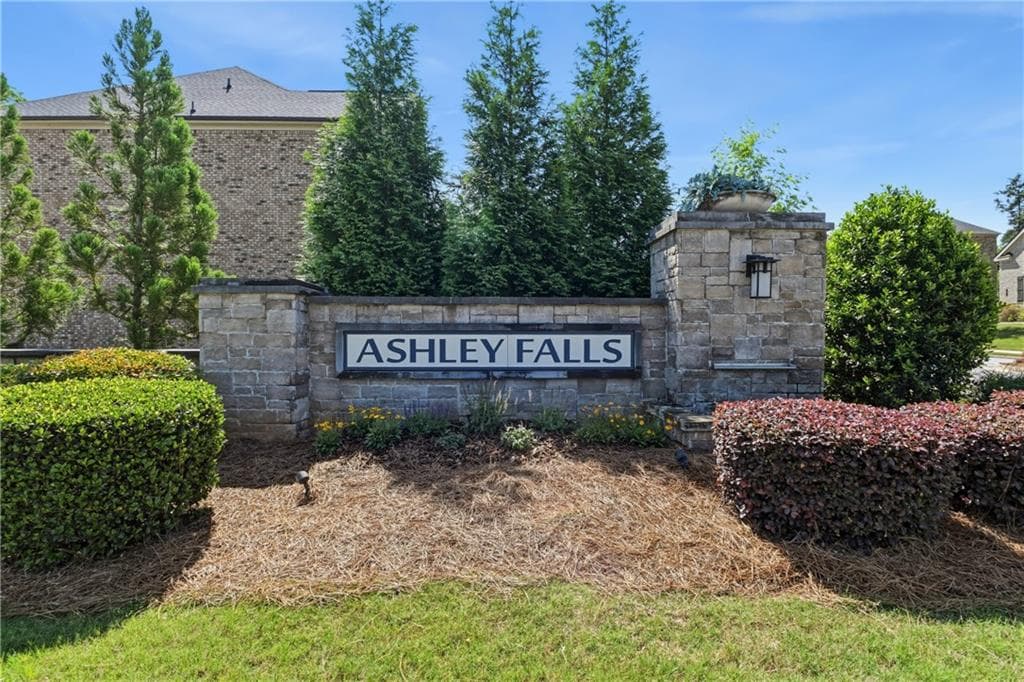 6 bedroom, 6 bathroom, 6,456 sq ft single family residence for sale at 5911 Ashley Falls Lane, Flowery Branch, GA 30542 — photo 8