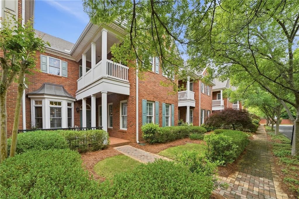 3 bedroom, 3 bathroom, 2,500 sq ft townhouse under contract at 8420 Parker Place, Roswell, GA 30076 — photo 2
