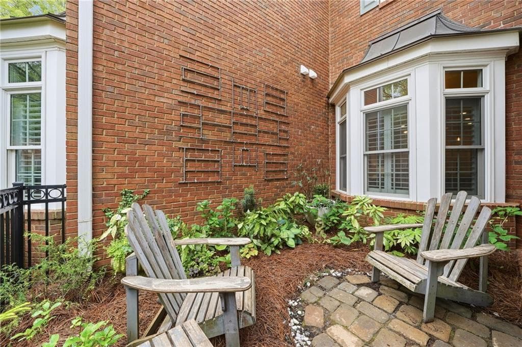 3 bedroom, 3 bathroom, 2,500 sq ft townhouse under contract at 8420 Parker Place, Roswell, GA 30076 — photo 3