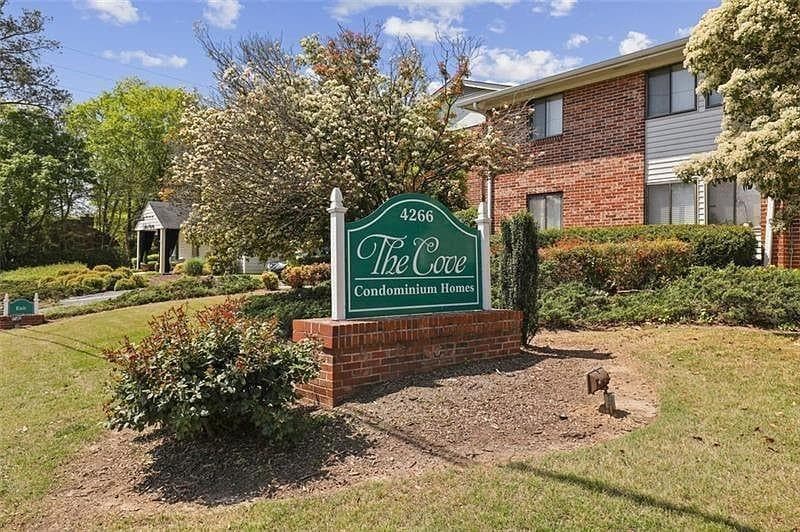 2 bedroom, 1 bathroom, 1,040 sq ft condominium for rent at 4266 Roswell Road K2, Atlanta, GA 30342 for $1,650 a month — photo 1 of 15