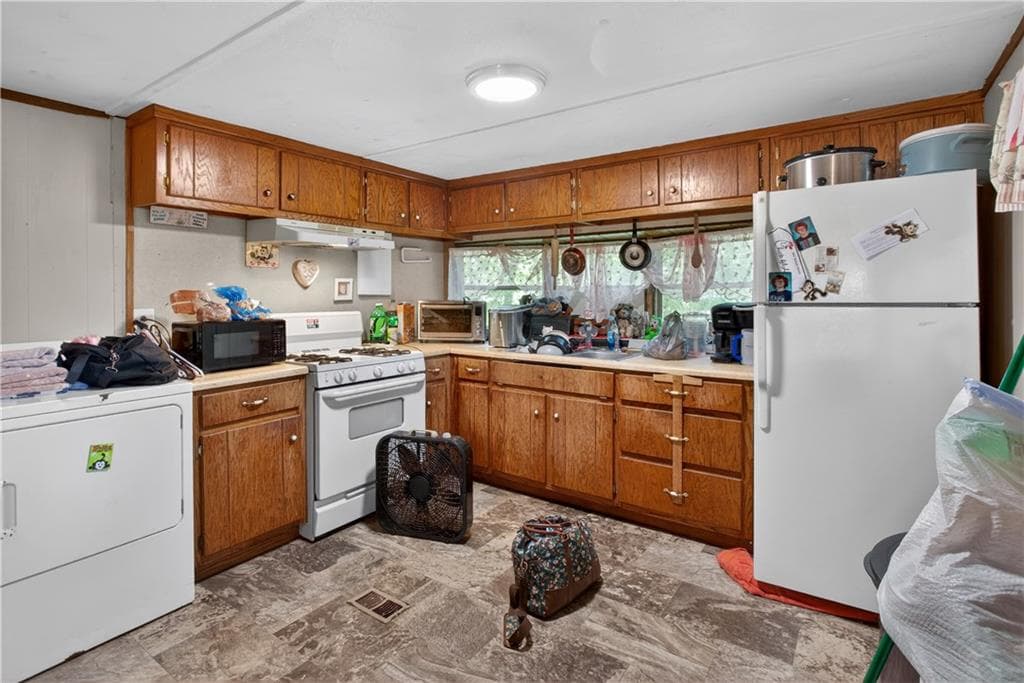 2 bedroom, 1 bathroom, 650 sq ft single family residence for sale at 2024 Ball Ground Highway, Canton, GA 30114 — photo 8