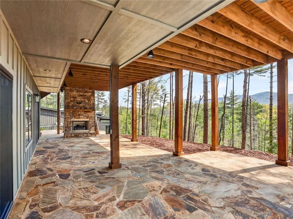 3 bedroom, 5 bathroom, 3,245 sq ft single family residence under contract at 95 Sapulpa Court, Ellijay, GA 30540 — photo 6