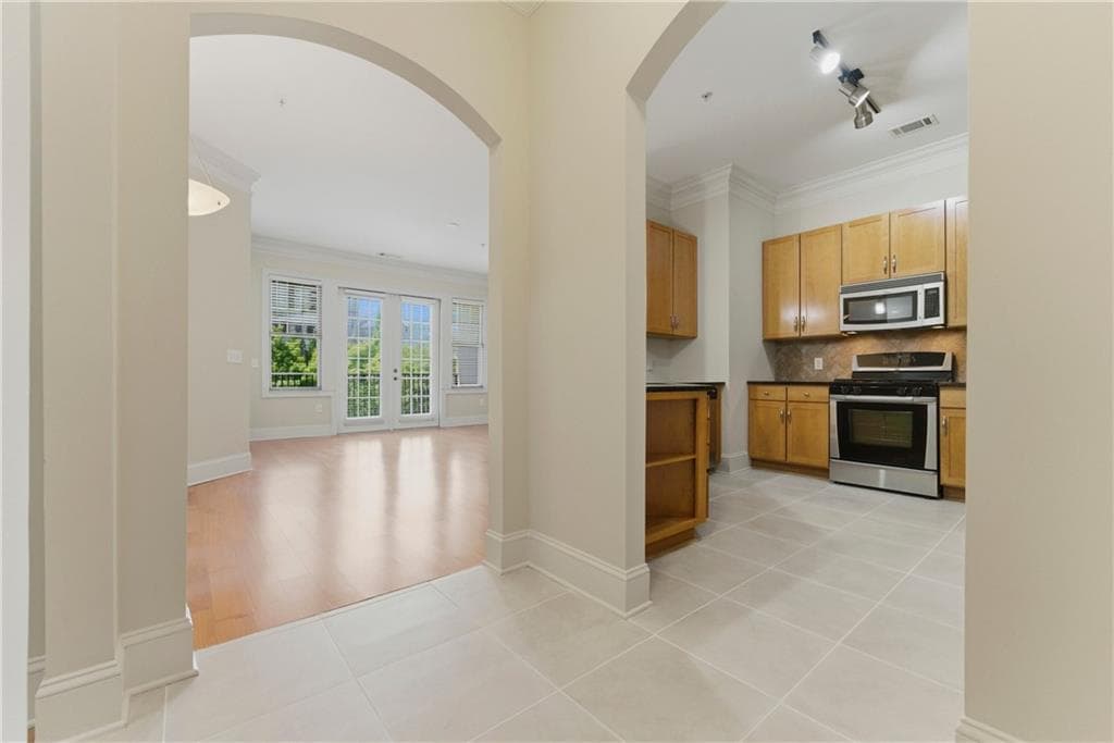 1 bedroom, 1 bathroom, 1,021 sq ft condominium for sale at 3621 Vinings Slope 3511, Atlanta, GA 30339 — photo 2