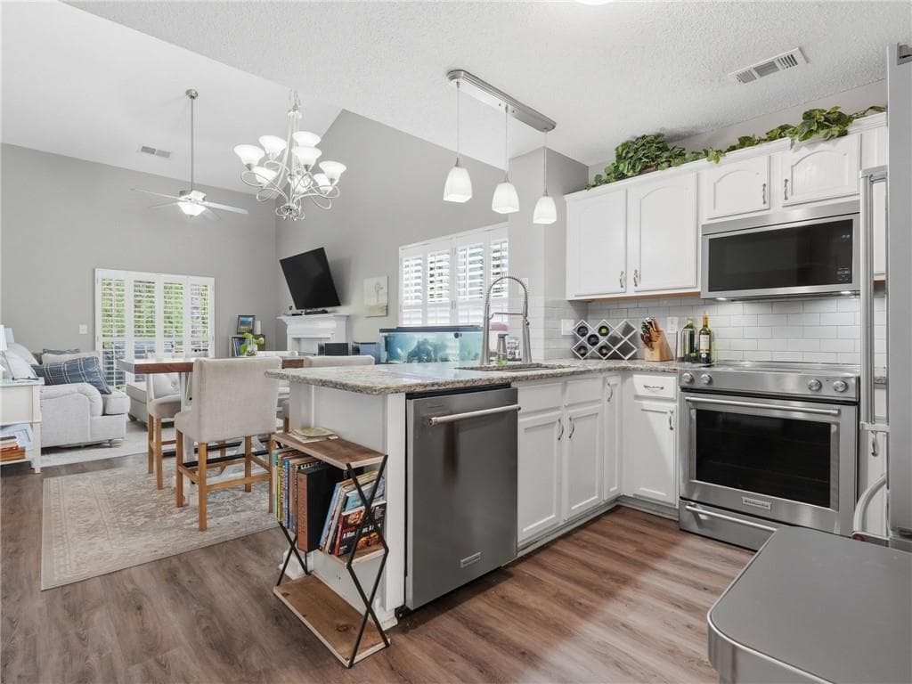3 bedroom, 3 bathroom, 2,062 sq ft townhouse for sale at 140 Fox Creek Drive, Woodstock, GA 30188 — photo 2