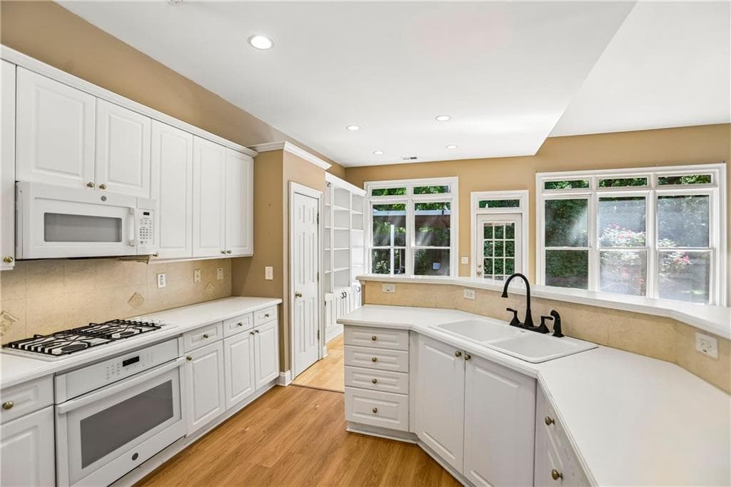 3 bedroom, 4 bathroom, 3,609 sq ft single family residence under contract at 3054 Montclair Circle, Smyrna, GA 30080 — photo 2