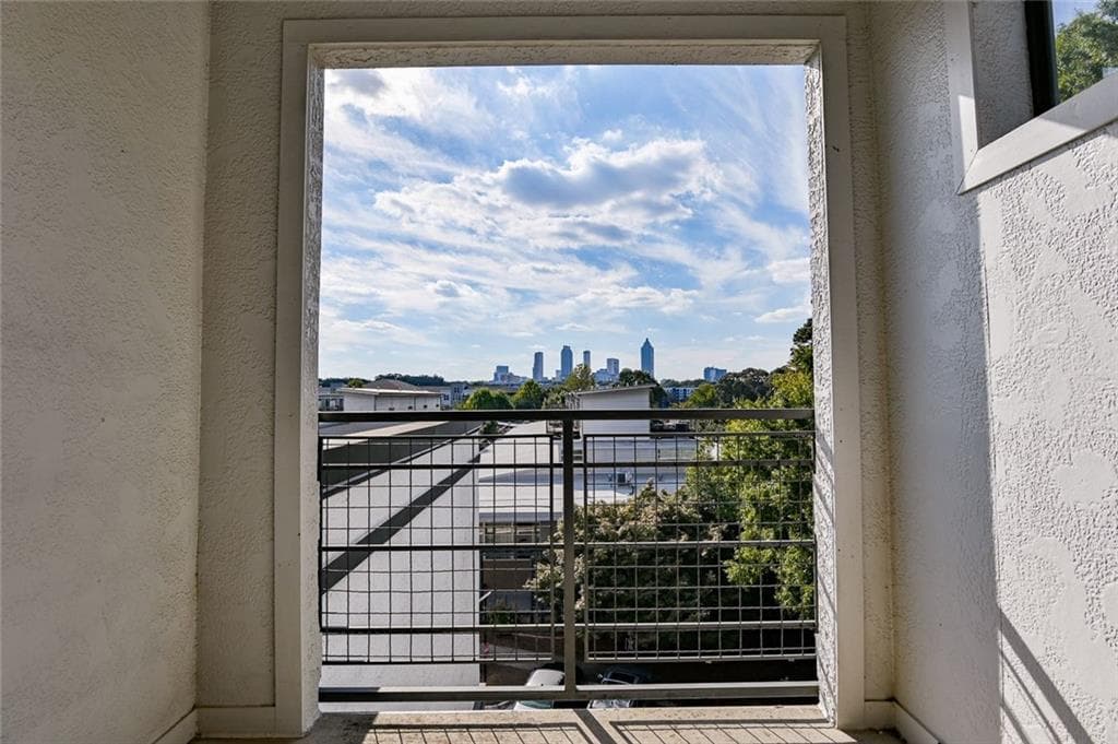 2 bedroom, 1 bathroom, 900 sq ft condominium for sale at 821 Ralph McGill Boulevard APT 2416, Atlanta, GA 30306 — photo 3