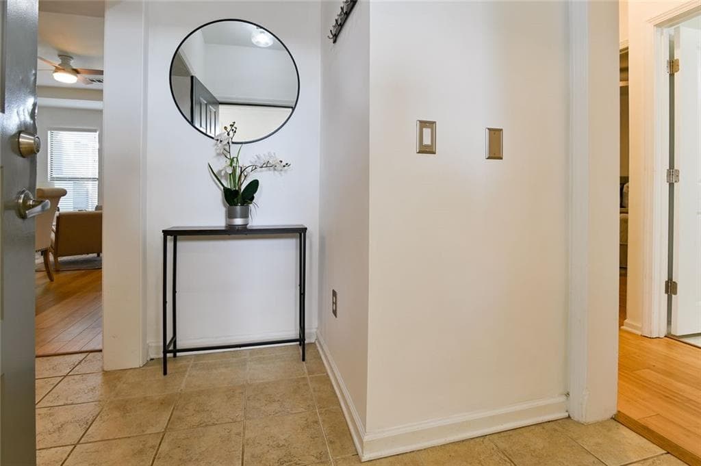 2 bedroom, 1 bathroom, 900 sq ft condominium for sale at 821 Ralph McGill Boulevard APT 2416, Atlanta, GA 30306 — photo 4