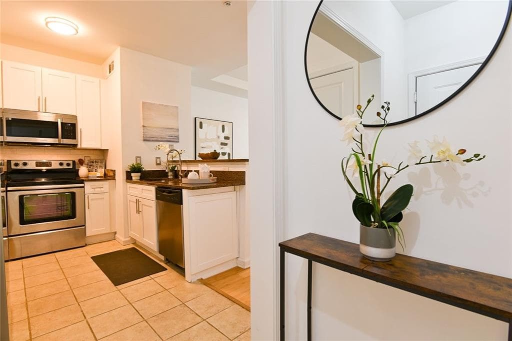 2 bedroom, 1 bathroom, 900 sq ft condominium for sale at 821 Ralph McGill Boulevard APT 2416, Atlanta, GA 30306 — photo 5