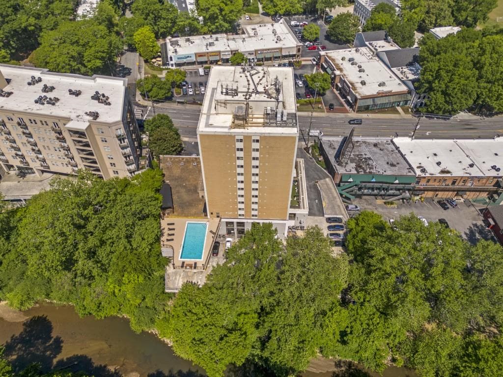 1 bedroom, 1 bathroom, 611 sq ft condominium for sale at 2285 Peachtree Road 703, Atlanta, GA 30309 — photo 2