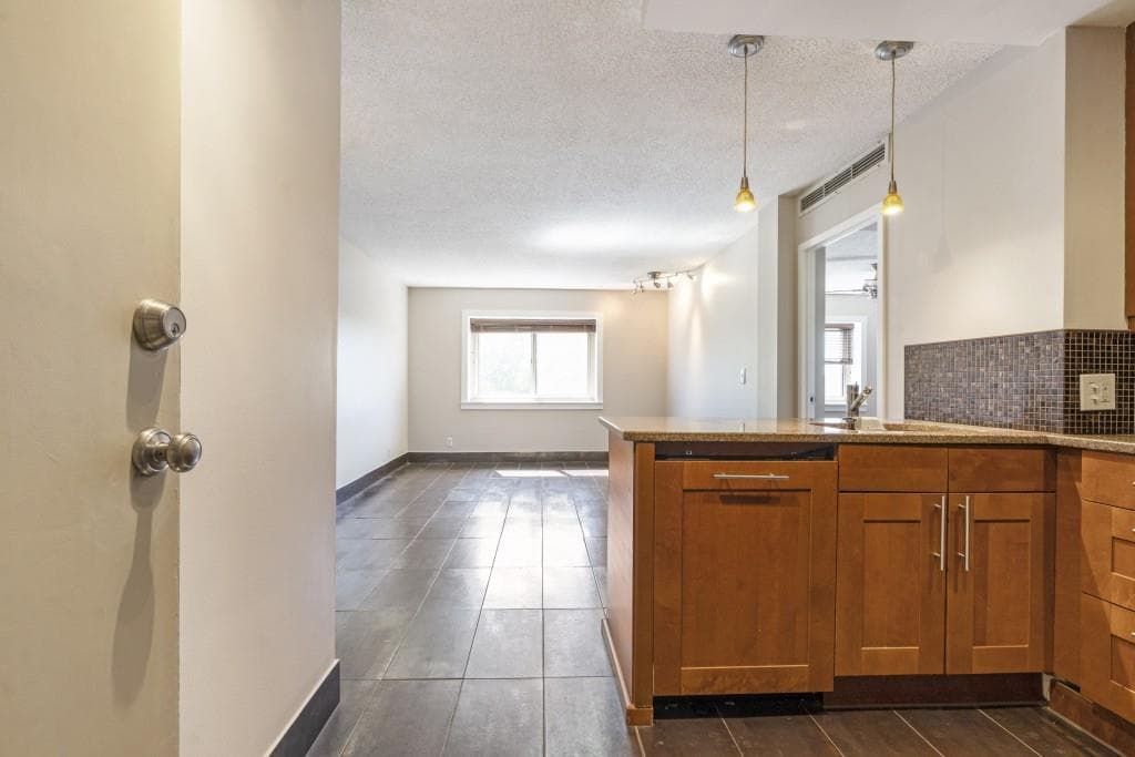 1 bedroom, 1 bathroom, 611 sq ft condominium for sale at 2285 Peachtree Road 703, Atlanta, GA 30309 — photo 5