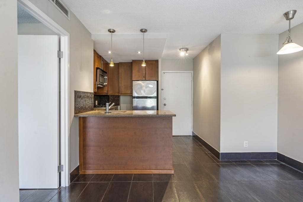 1 bedroom, 1 bathroom, 611 sq ft condominium for sale at 2285 Peachtree Road 703, Atlanta, GA 30309 — photo 7
