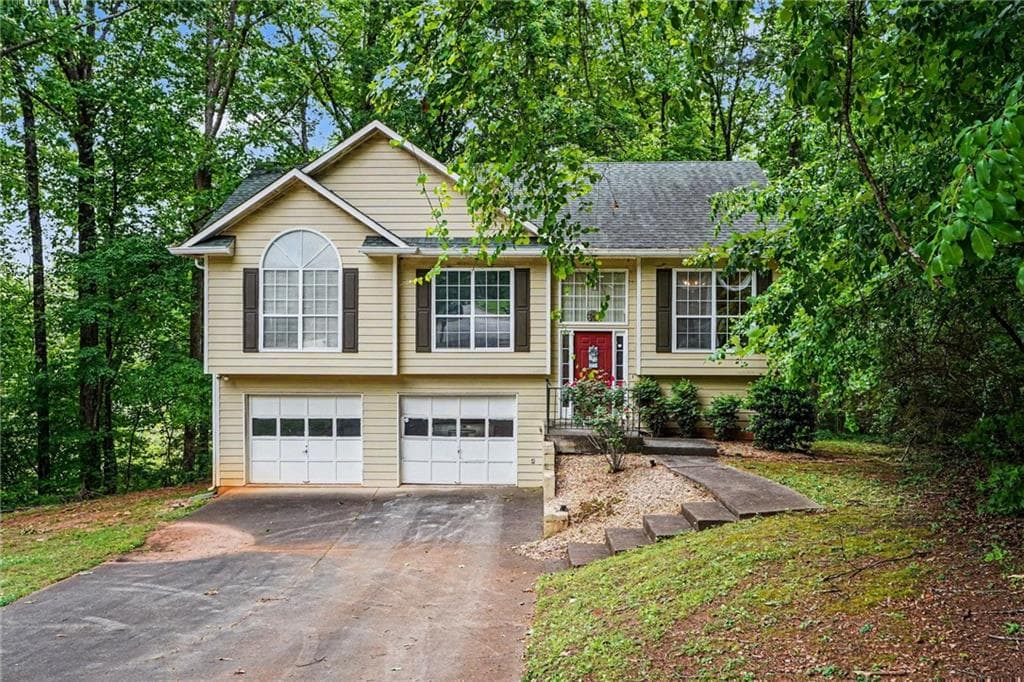 3 bedroom, 2 bathroom, 1,680 sq ft single family residence for sale at 130 Bobolink Drive, Stockbridge, GA 30281