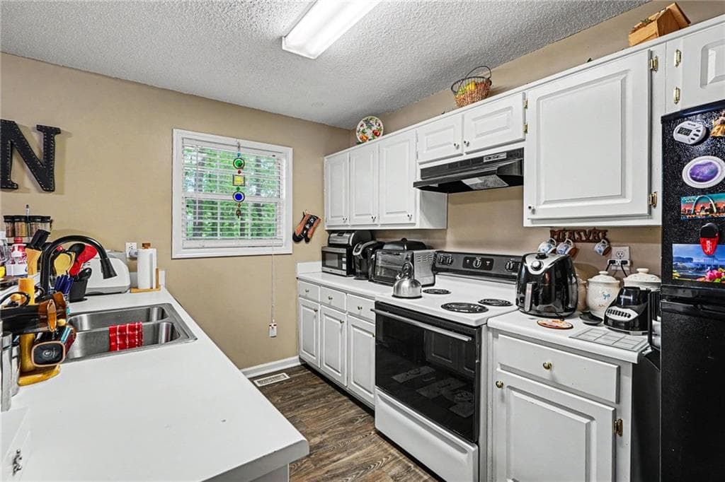 3 bedroom, 2 bathroom, 1,680 sq ft single family residence for sale at 130 Bobolink Drive, Stockbridge, GA 30281 — photo 4