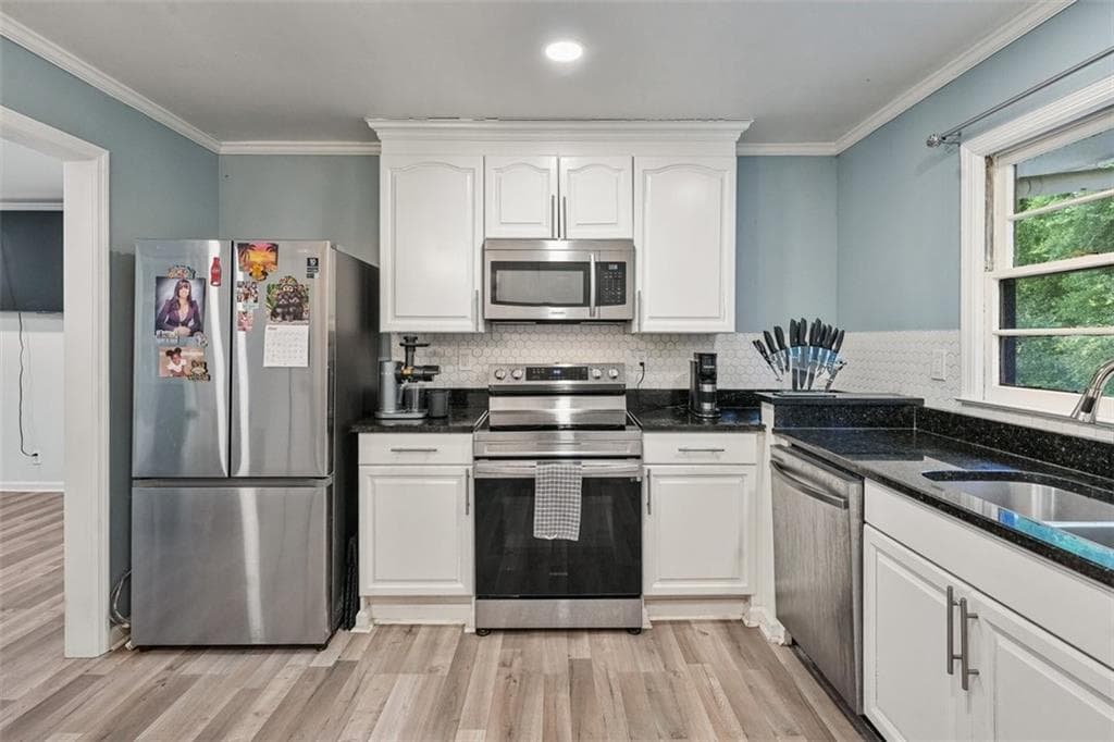 3 bedroom, 2 bathroom, 1,228 sq ft single family residence for sale at 3599 Saturn Drive, Atlanta, GA 30331 — photo 3