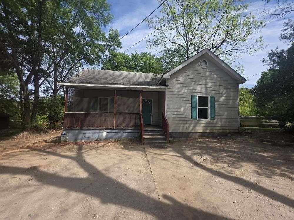 4 bedroom, 1 bathroom, 1,252 sq ft single family residence for sale at 3127 Hendrix Circle, Covington, GA 30014