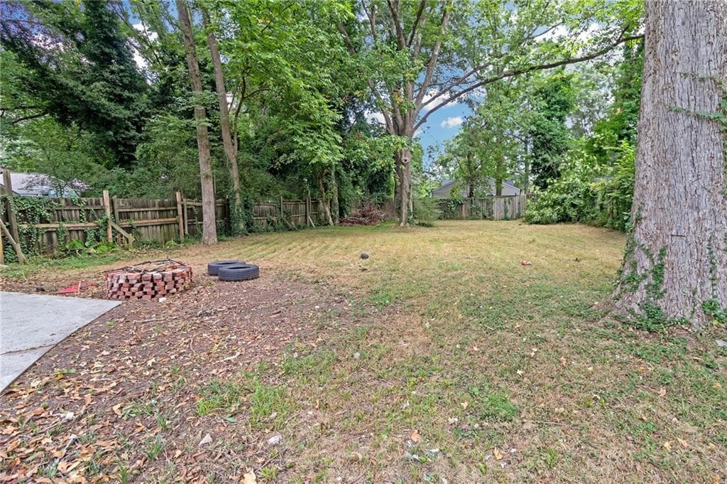 3 bedroom, 1 bathroom, 1,350 sq ft single family residence for sale at 1055 Mayson Turner Road, Atlanta, GA 30314 — photo 5