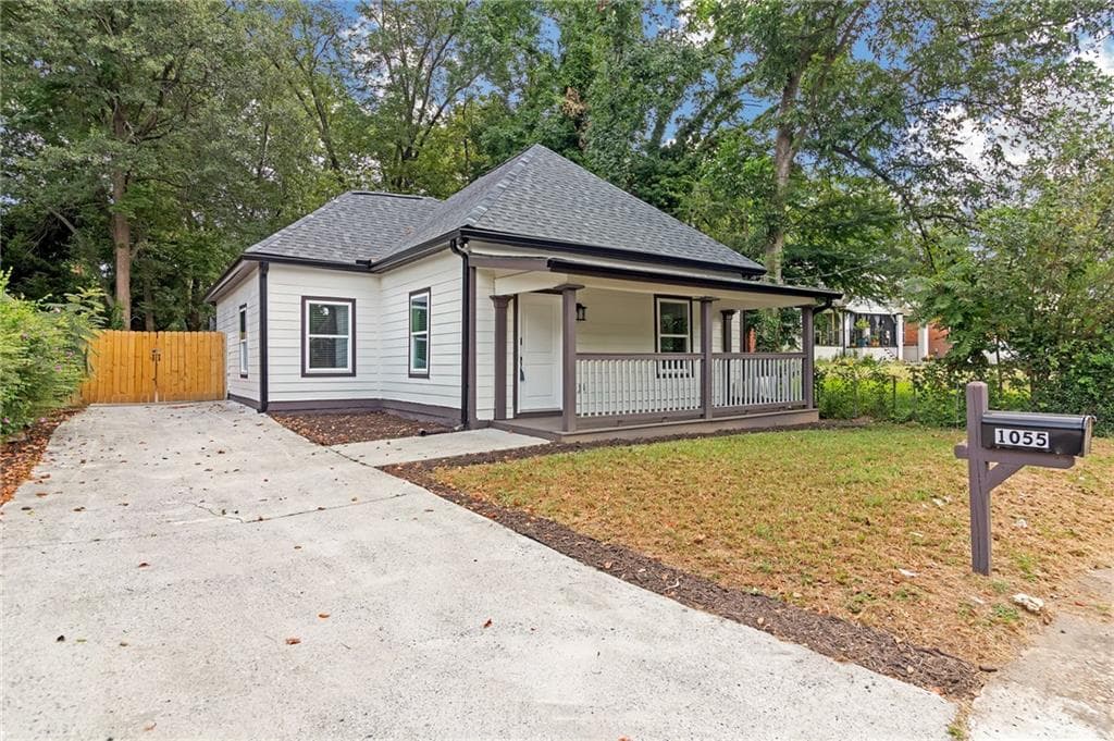 3 bedroom, 1 bathroom, 1,350 sq ft single family residence for sale at 1055 Mayson Turner Road, Atlanta, GA 30314 — photo 1 of 20