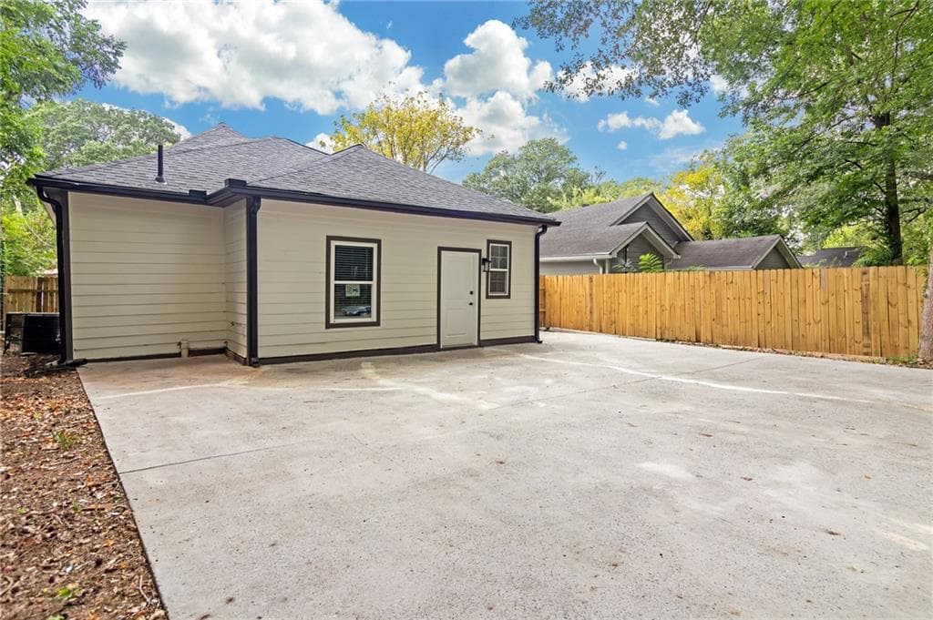 3 bedroom, 1 bathroom, 1,350 sq ft single family residence for sale at 1055 Mayson Turner Road, Atlanta, GA 30314 — photo 3