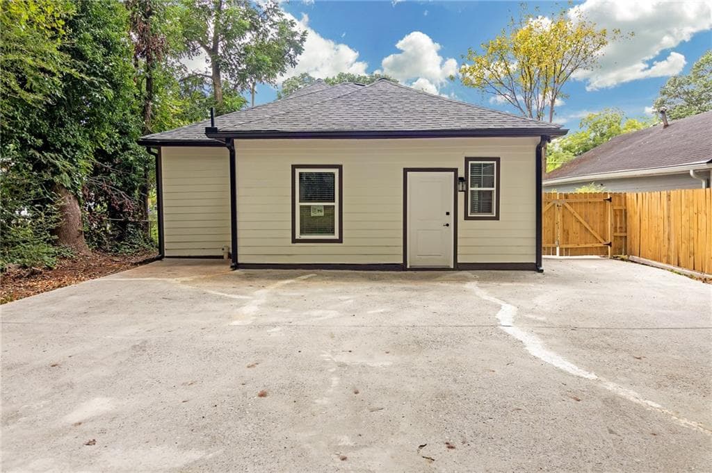 3 bedroom, 1 bathroom, 1,350 sq ft single family residence for sale at 1055 Mayson Turner Road, Atlanta, GA 30314 — photo 4