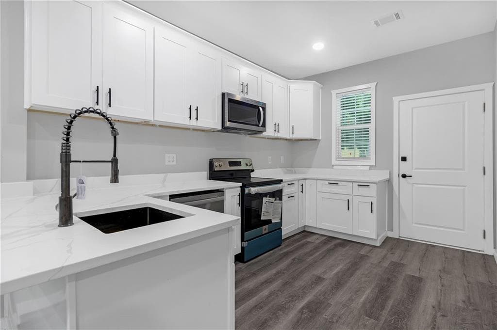 3 bedroom, 1 bathroom, 1,350 sq ft single family residence for sale at 1055 Mayson Turner Road, Atlanta, GA 30314 — photo 9