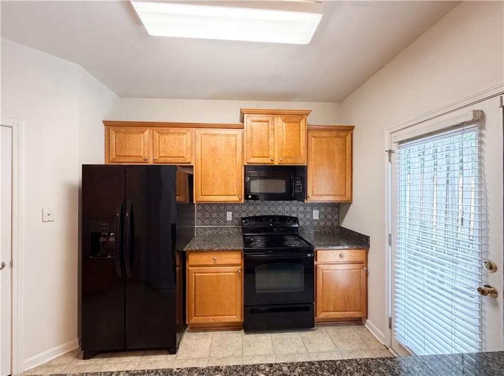 3 bedroom, 3 bathroom, 1,768 sq ft townhouse under contract at 471 Tufton Trail, Atlanta, GA 30354 — photo 8