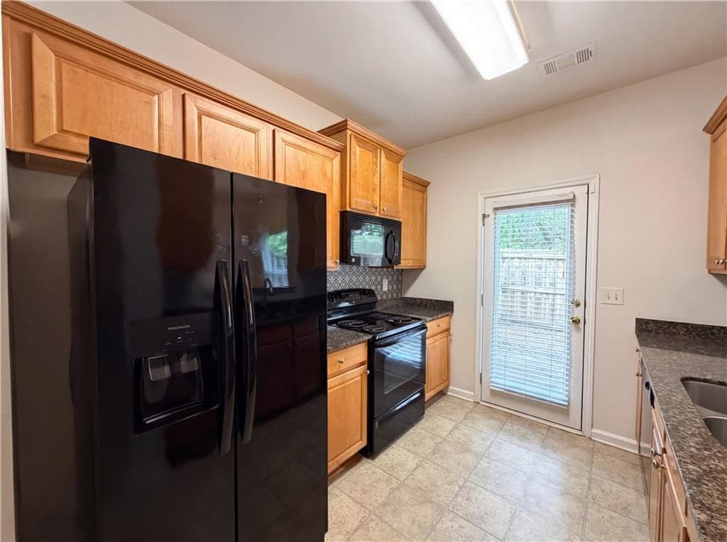 3 bedroom, 3 bathroom, 1,768 sq ft townhouse under contract at 471 Tufton Trail, Atlanta, GA 30354 — photo 9