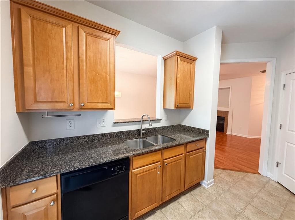3 bedroom, 3 bathroom, 1,768 sq ft townhouse under contract at 471 Tufton Trail, Atlanta, GA 30354 — photo 10