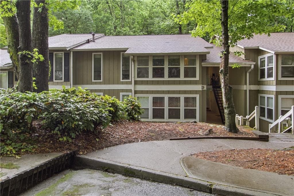 2 bedroom, 1 bathroom, 1,051 sq ft condominium for sale at 5145 Roswell Road 7, Atlanta, GA 30342 — photo 1 of 19