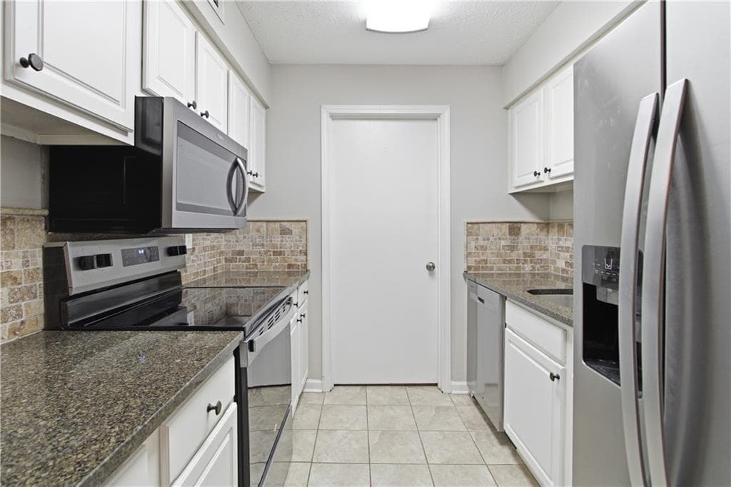 2 bedroom, 1 bathroom, 1,051 sq ft condominium for sale at 5145 Roswell Road 7, Atlanta, GA 30342 — photo 2