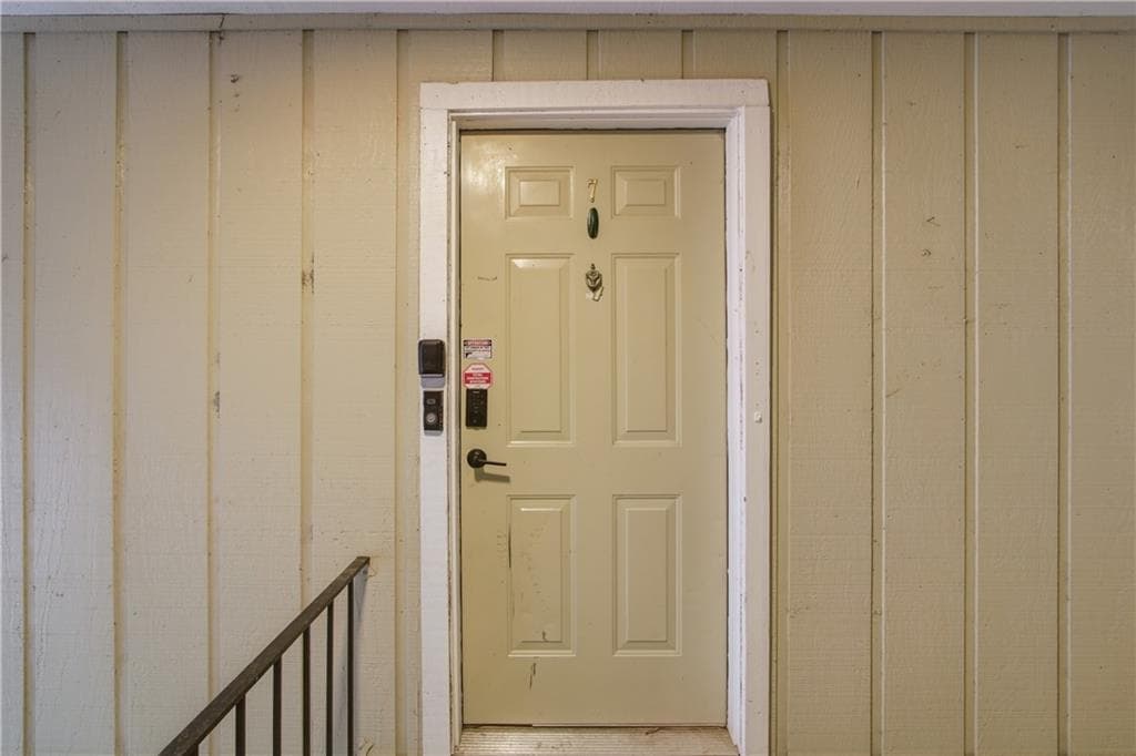2 bedroom, 1 bathroom, 1,051 sq ft condominium for sale at 5145 Roswell Road 7, Atlanta, GA 30342 — photo 6