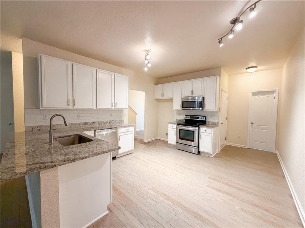 3 bedroom, 3 bathroom, 1,700 sq ft single family residence under contract at 5080 Windsor Forrest Lane, Atlanta, GA 30349 — photo 2