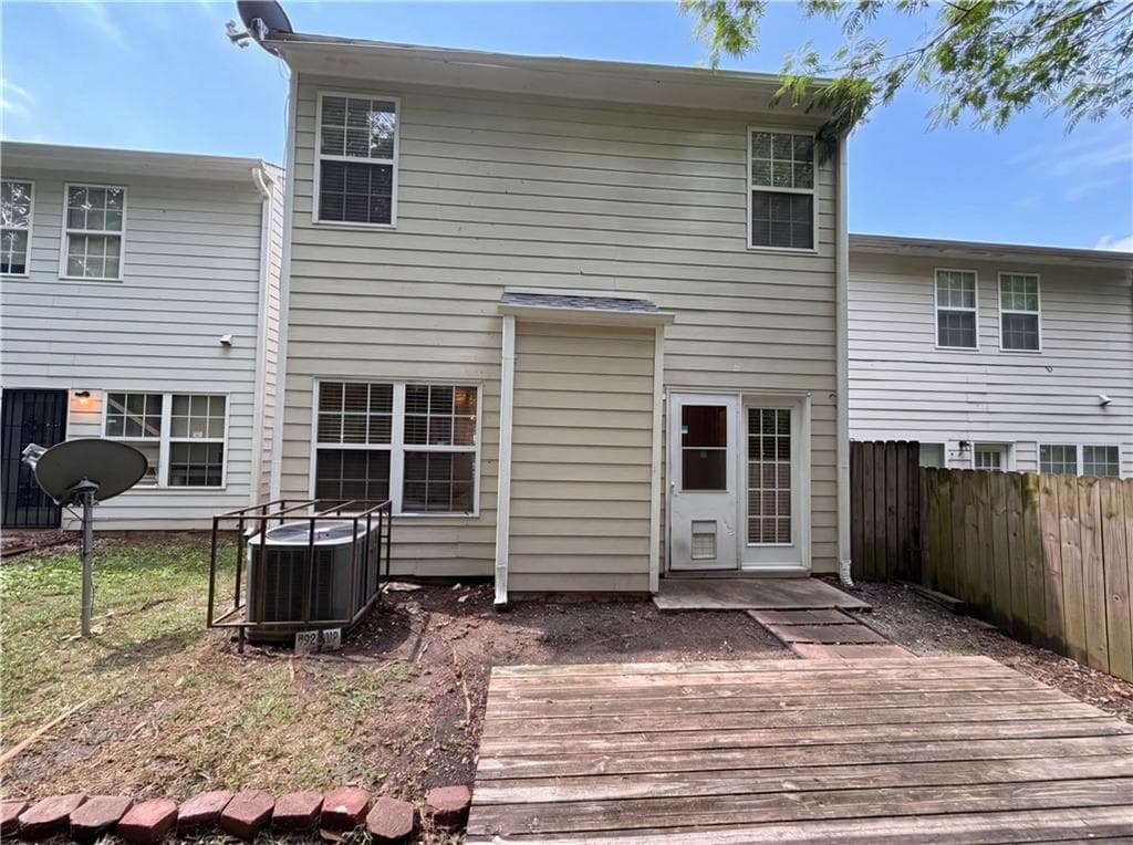 3 bedroom, 3 bathroom, 1,700 sq ft single family residence under contract at 5080 Windsor Forrest Lane, Atlanta, GA 30349 — photo 5