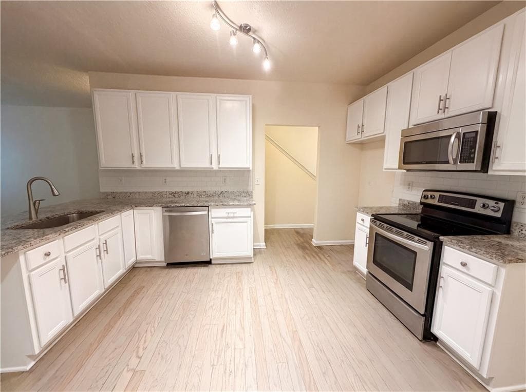 3 bedroom, 3 bathroom, 1,700 sq ft single family residence under contract at 5080 Windsor Forrest Lane, Atlanta, GA 30349 — photo 7