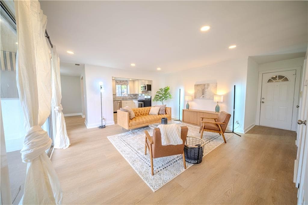 2 bedroom, 2 bathroom, 1,152 sq ft condominium for sale at 346 Carpenter Drive 17, Atlanta, GA 30328 — photo 2