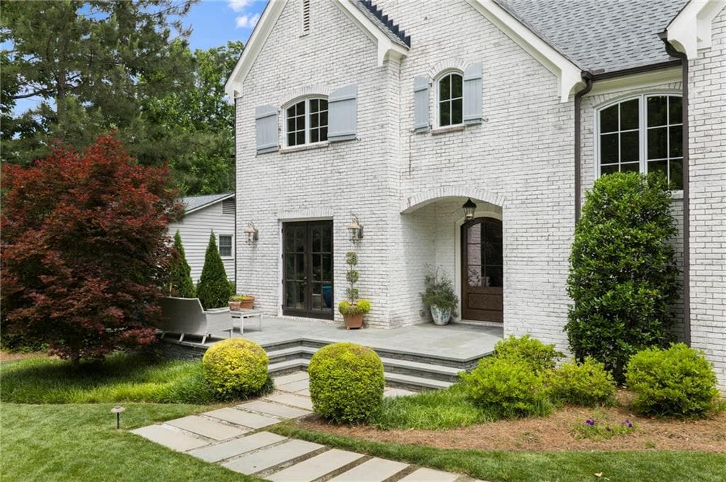 7 bedroom, 7 bathroom, 6,353 sq ft single family residence under contract at 6321 Hunting Creek Road, Sandy Springs, GA 30328 — photo 4