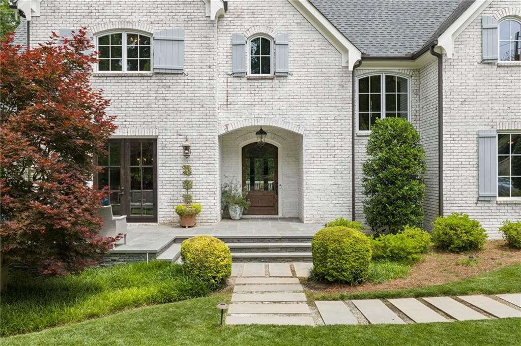 7 bedroom, 7 bathroom, 6,353 sq ft single family residence under contract at 6321 Hunting Creek Road, Sandy Springs, GA 30328 — photo 5