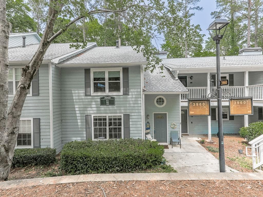 1 bedroom, 1 bathroom, 1,092 sq ft condominium for sale at 3960 Riverlook Parkway 102, Marietta, GA 30067 — photo 1 of 27