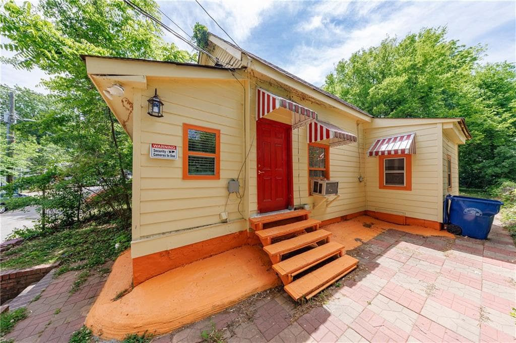 4 bedroom, 2 bathroom, 900 sq ft single family residence for sale at 1068 Snyder Street, Atlanta, GA 30318 — photo 8