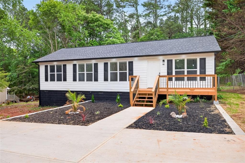 3 bedroom, 2 bathroom, 1,152 sq ft single family residence for sale at 2802 Buford Dam Road, Cumming, GA 30041 — photo 1 of 24