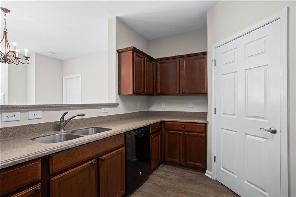 2 bedroom, 2 bathroom, 1,175 sq ft condominium for sale at 4805 W Village Way 1108, Smyrna, GA 30080 — photo 5