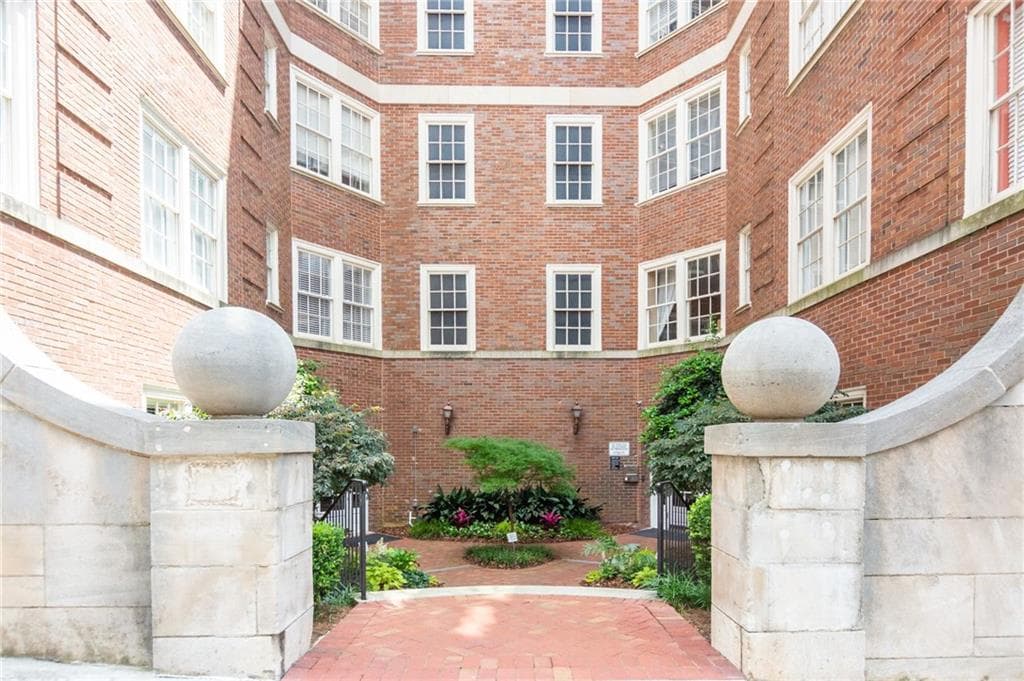 2 bedroom, 1 bathroom, 1,094 sq ft condominium for rent at 800 Peachtree Street 1409, Atlanta, GA 30308 for $2,150 a month — photo 1 of 26