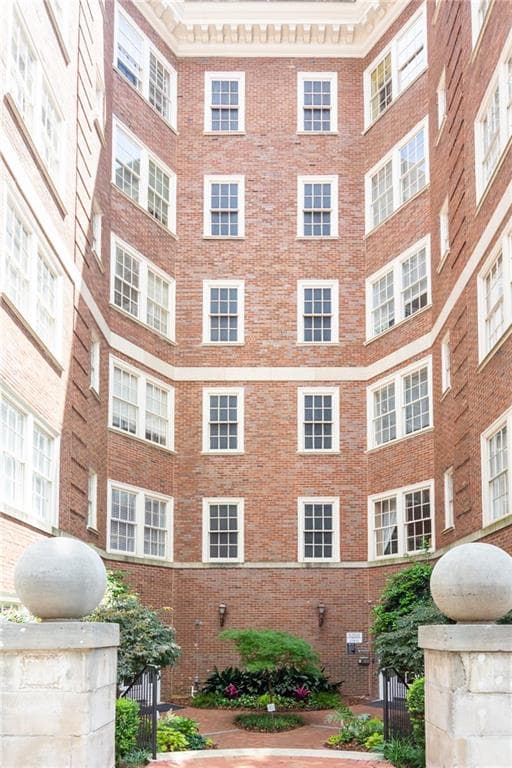 2 bedroom, 1 bathroom, 1,094 sq ft condominium for rent at 800 Peachtree Street 1409, Atlanta, GA 30308 for $2,150 a month — photo 2