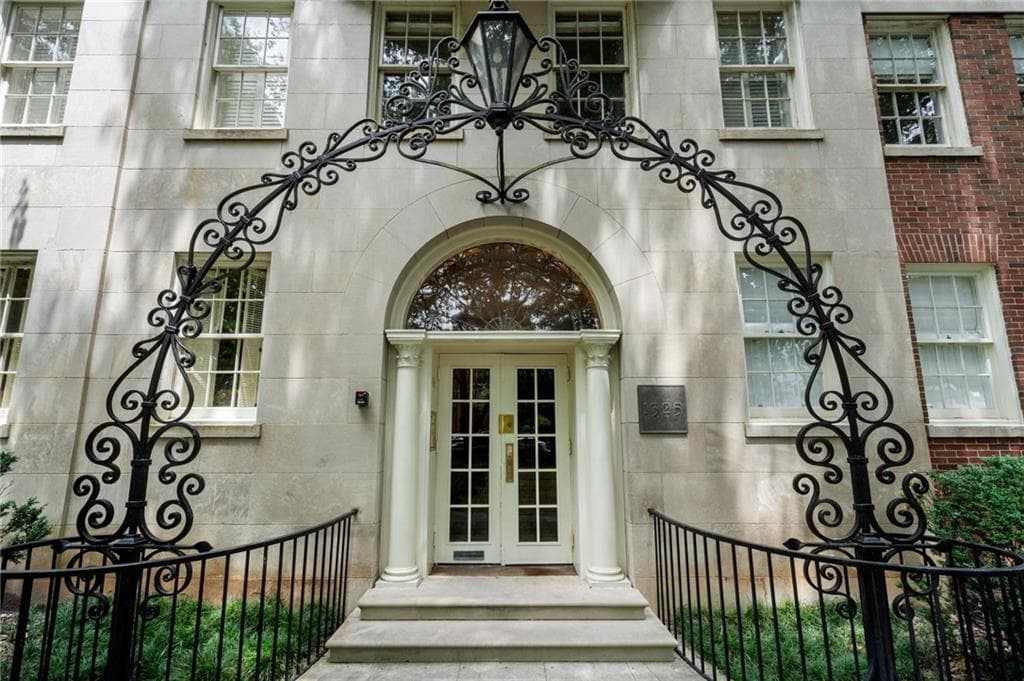 1 bedroom, 2 bathroom, 1,160 sq ft condominium under contract at 1325 Peachtree Street G2, Atlanta, GA 30309