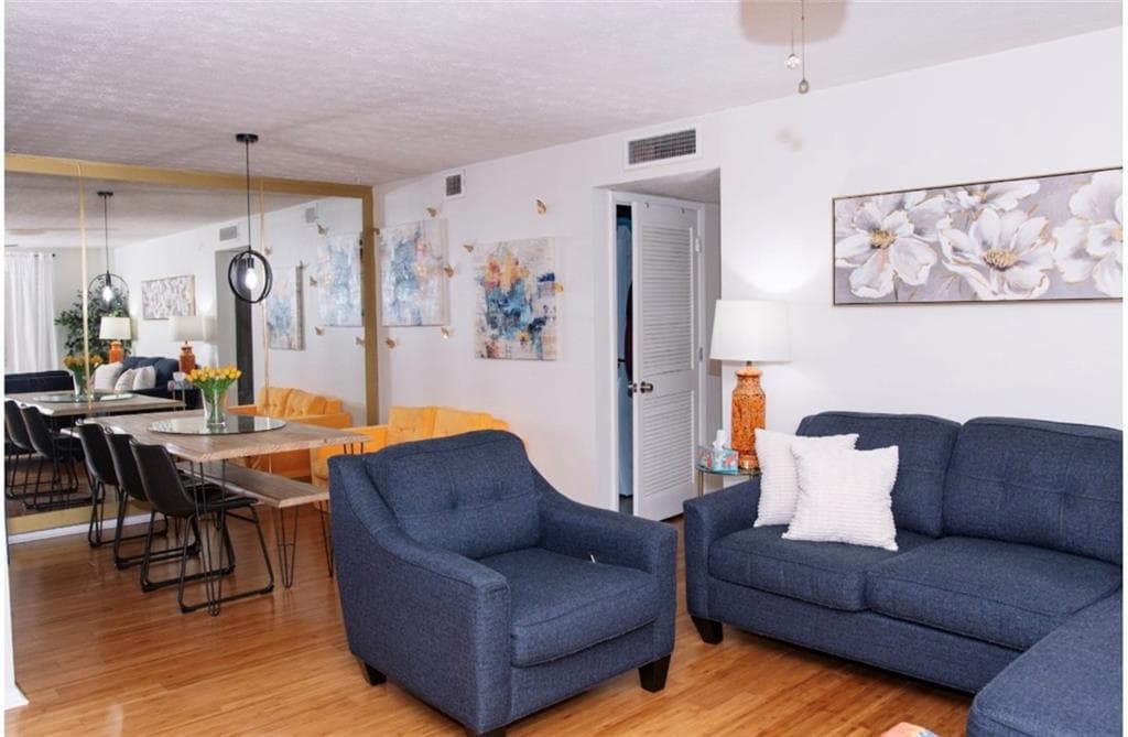 1 bedroom, 1 bathroom, 861 sq ft condominium for sale at 709 Woodcliff Drives, Sandy Springs, GA 30350 — photo 4
