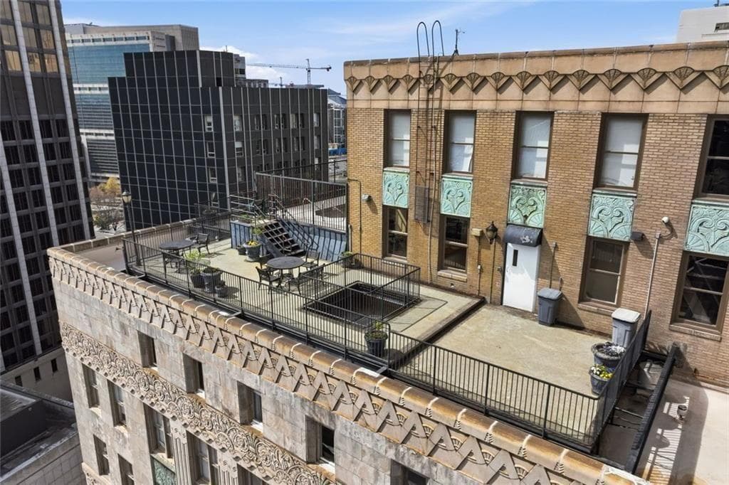 1 bedroom, 1 bathroom, 465 sq ft condominium for sale at 32 Peachtree Street 1102, Atlanta, GA 30303 — photo 1 of 41