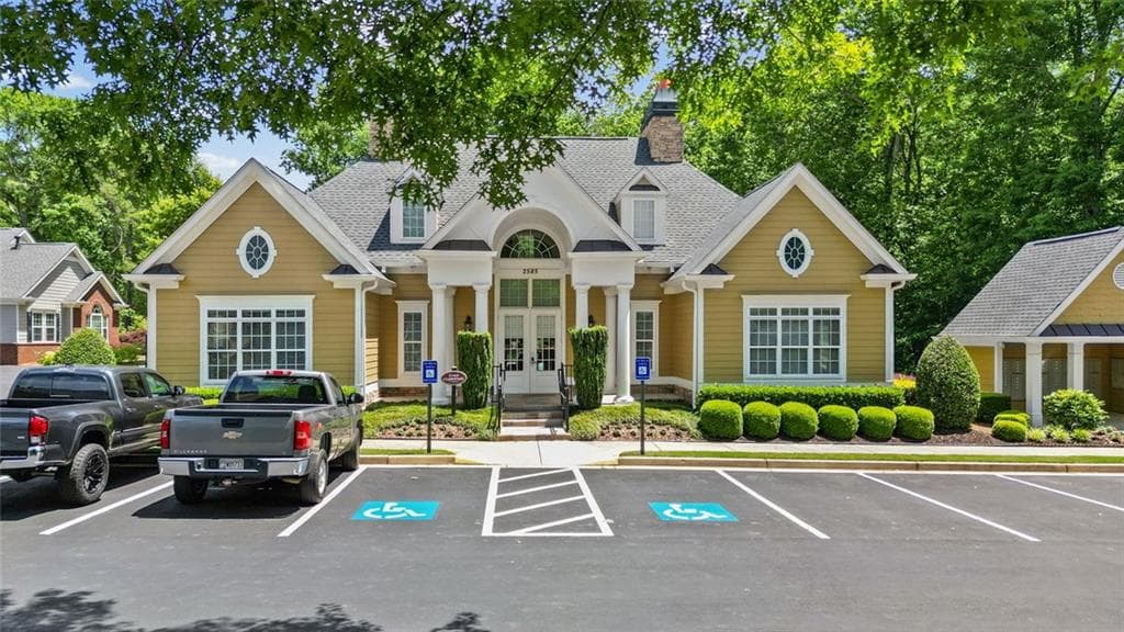 2 bedroom, 2 bathroom, 1,614 sq ft condominium for sale at 2716 Grapevine Circle, Cumming, GA 30041 — photo 3